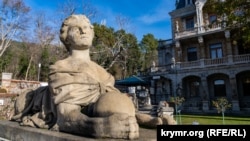 Скульптура «Сфинкс» на территории Массандровского дворца, 13 января 2023 года