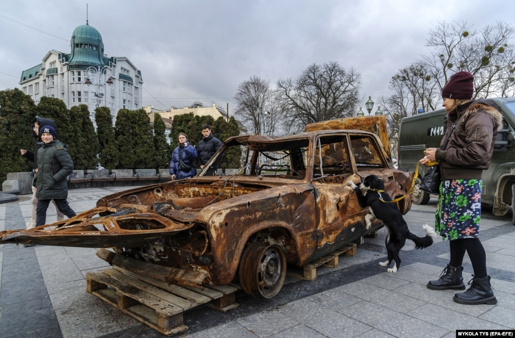 Disa persona në Lviv të Ukrainës shikojnë disa makina të shkatërruara në luftë, në rajonin Bahmut. Makinat janë dërguar nga disa vullnetarë, ashtu që ukrainasit e këtij rajoni të shohin pasojat e luftës.