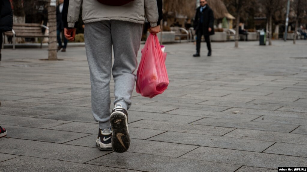 Prodhuesit e qeseve të plastikës pajtohen që qeset me një përdorim të bëhen me pagesë.