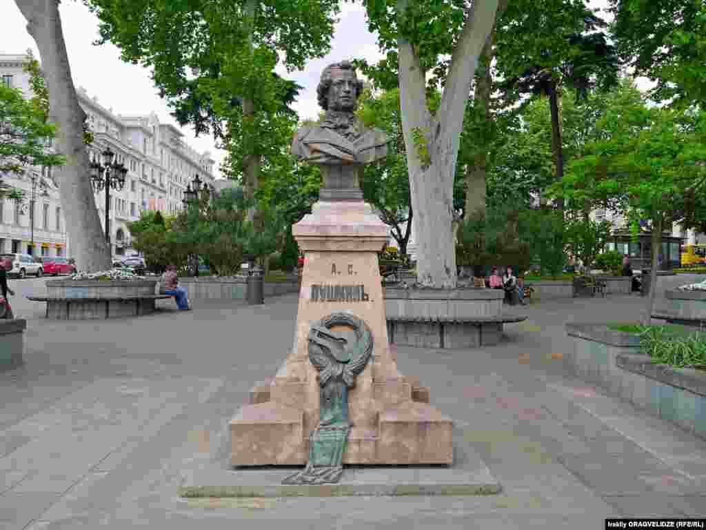 Так выглядел памятник Пушкину в Тбилиси до недавнего времени. Это старейший из сохранившихся в грузинской столице памятников. Его автор &ndash; проживавший в городе в XIX веке скульптор Феликс Ходорович.&nbsp;