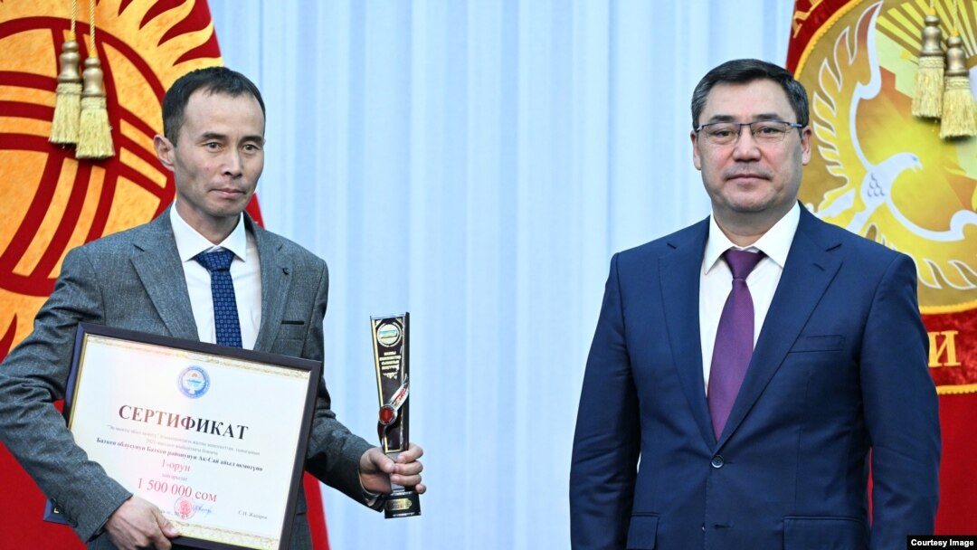 Баткен районунун Ак-Сай айыл өкмөтүнүн башчысы менен президент Садыр Жапаров.