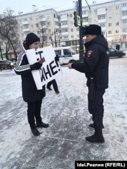 Un polițist din Perm față în față cu Alisa Korneiceva în timpul protestului acesteia împotriva războiului din Ucraina, la 9 decembrie.