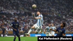 Lionel Messi i Argjentinës duke e goditur topin me kokë gjatë përballjes së kombëtares së tij me Francën në finale të Kupës së Botës 2022 në Katar.