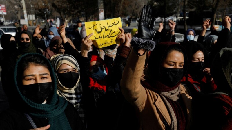 Talibanët shpërndajnë me dhunë protestën kundër ndalimit të shkollimit të grave