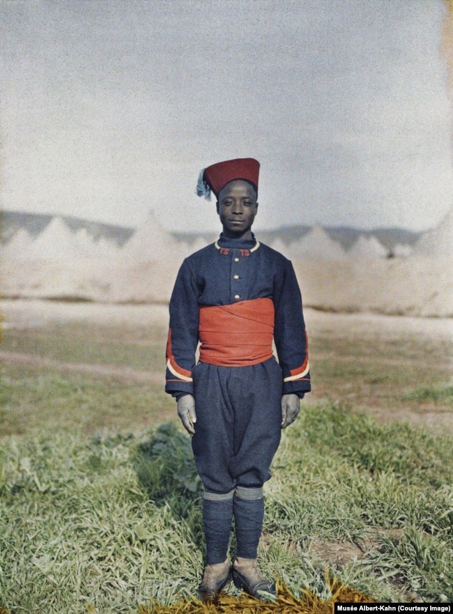 Një snajperist senegalez i fotografuar pa armën e tij në Fez, Marok, në vitin 1913.