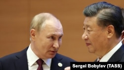 Russian President Vladimir Putin (left) and Chinese President Xi Jinping chat ahead of a summit in Samarkand, Uzbekistan, in September.