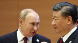 Президентът на Русия Владимир Путин (вляво) и президентът на Китай Си Дзинпин разговарят преди срещата на върха на Съвета на държавните ръководители на Шанхайска организация за сътрудничество в Самарканд, 16 септември 2022 г.