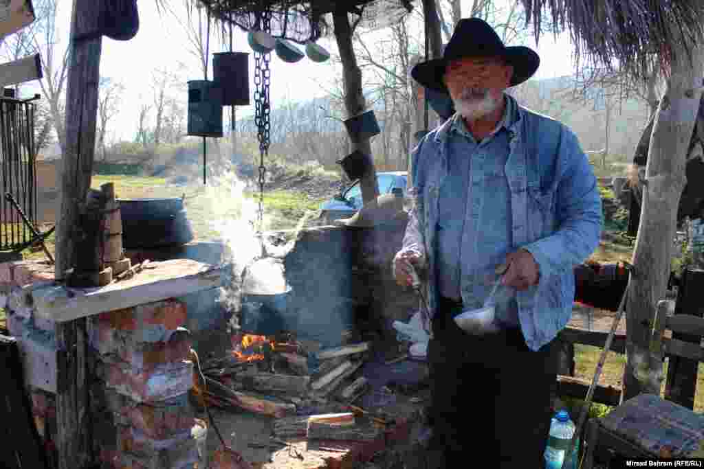 Tiho Sušac kaže da na svom &quot;Gaucho&quot; ranču živi u skladu s prirodom, pa tako i sprema obroke, na vatri u tradicionalnom kaubojskom kazanu