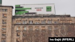 Një billboard i medias shtetërore ruse "Russia Today" në qendër të Beogradit, më 26 dhjetor 2022.