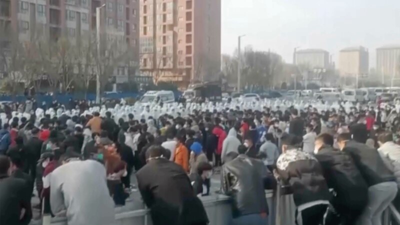 Кытай полициясы iPhone заводундагы  нааразылыкты күч менен басты