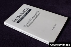 Cartea scrisă de Rolie Post după ce a investigat fenomenul adopțiilor internaționale de copii din România din anii '90.