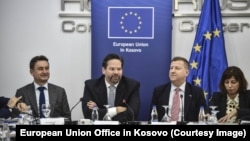 Shefi i Zyrës së Bashkimit Evropian në Kosovë, Tomas Szunyog (djathtas), dhe shefi i Misionit të BE-së për Vëzhgim të Zgjedhjeve në Kosovë, Lukas Mandl (majtas) gjatë një konference për media. 2 dhjetor 2022. 