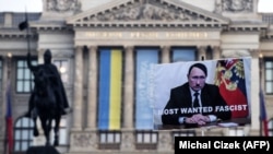 Плакат с изображением президента России Владимира Путина в виде Адольфа Гитлера во время акции протеста против агрессии России по отношению к Украине. Прага, Чехия, 30 октября 2022 года