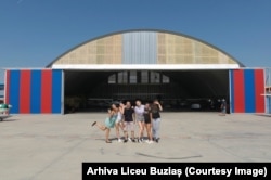 Premiile pentru cei mai buni elevi ai Liceului din Buziaș, printre care și Mădălina Aldescu, au constat și într-o plimbare cu avionul.