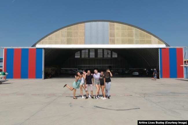 Premiile pentru cei mai buni elevi ai Liceului din Buziaș, printre care și Mădălina Aldescu, au constat și într-o plimbare cu avionul.