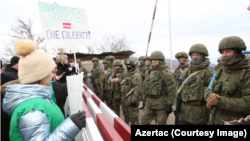 Ruske mirovne snage naspram Azerbajdžanaca koji blokiraju put koji povezuje Nagorno-Karabah s Armenijom.