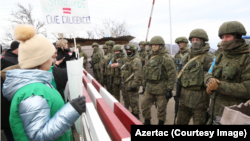 Forcat paqeruajtëse ruse përballen me protestuesit azerbajxhanas që po bllokojnë rrugën në Nagorno Karabak.
