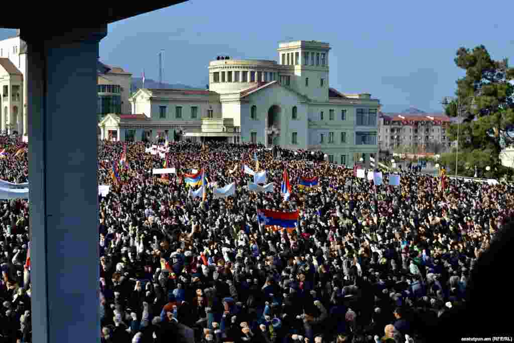 Երկու շաբաթ շրջափակման մեջ գտնվող Արցախի մայրաքաղաք Ստեփանակերտում դեկտեմբերի 25-ին հանրահավաք էր: Արցախցիները պահանջում են բացել Հայաստանին ու աշխարհին կապող ճանապարհը: