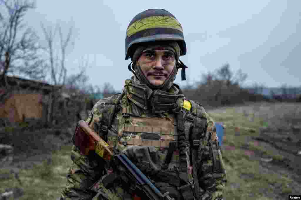A Kárpáti Szics zászlóalj egyik tagja teljes menetfelszerelésben