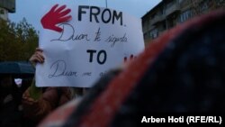"Nga duar të sigurta, në duar me gjak", shkruan në një pano të mbajtur nga një protestuese, gjatë tubimit të mbajtur në Prishtinë pas vrasjes së gruas shtatzënë. 