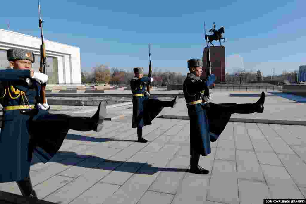 The Kyrgyz military changes the guard in the center of Bishkek on December 20.