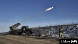 Trupat ukrainase duke sulmuar me raketa pozicionet ruse afër Soledarit. 11 janar 2023.
