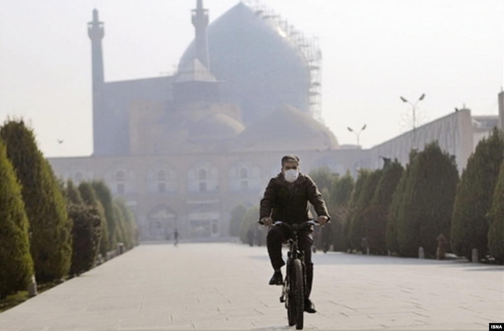 A man cycles with a face mask in smog-ridden Isfahan. (file photo)