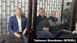 Алмазбек Атамбаев, Кенешбек Дуйшебаев и Бектур Асанов в залсе суда. 1 декабря 2022 года. 