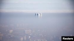 Mjegulla në qytetin e Shkupit më janar 2023.