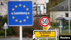 Tabla na ulazu u mjesto Schengen u Luksemburgu, u kojem je 1985. godine potpisan sporazum o bescarinskom i bezviznom prostoru evropskih zemalja, 27. januar 2016.