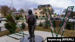 Памятник &laquo;вежливому&raquo; солдату с неестественно изогнутой наружу левой стопой и другими видимыми скульптурными &laquo;косяками&raquo; установили в сквере &laquo;афганцев&raquo; три года назад. В этом году для пущего эффекта его &laquo;усилили&raquo; литерами Z и V