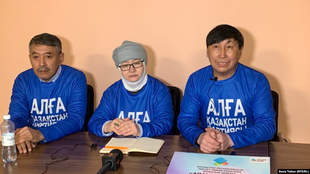 Гражданские активисты (слева направо) Амангелды Джахин, Бибигуль Имангалиева и Марат Жыланбаев. Астана, 15 декабря 2022 года