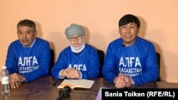 Гражданские активисты (слева направо) Амангелды Джахин, Бибигуль Имангалиева и Марат Жыланбаев. Астана, 15 декабря 2022 года