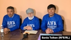 Белсенділер Амангелді Жахин, Бибігүл Иманғалиева, Марат Жыланбаев (солдан оңға қарай) "Алға, Қазақстан" ұйымының жиынында отыр. 2015 жыл.