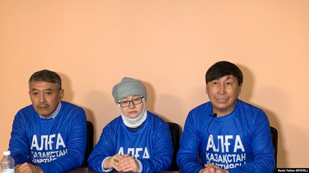 Гражданские активисты (слева направо) Амангелды Джахин, Бибигуль Имангалиева и Марат Жыланбаев. Астана, 15 декабря 2022 года 