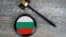 Българското знаме под символ за правосъдие. Изображение, използвано в доклад на Съвета на Европа за върховенство на закона