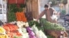 به دلیل فقر و تنگدستی خانواده ها٬ بازار فروش سبزیجات در هرات از رونق افتاده است