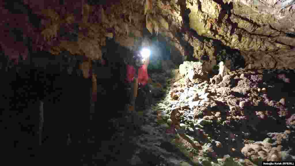 U pećini je vidljiv pećinski nakit- stalaktiti i stalagmiti.