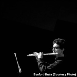 Besfort Shala, duke luajtur flaut gjatë Akademisë Evropiane të Muzikës Verore (ESMA) 2016 në Gjakovë, Kosovë.