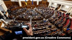 Президент Володимир Зеленський вніс законопроєкт до парламенту 22 лютого, визначивши його як невідкладний
