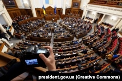 Президент Украины Владимир Зеленский на трибуне парламента во время выступления с ежегодным посланием Верховной Раде. Киев, 28 декабря 2022 года