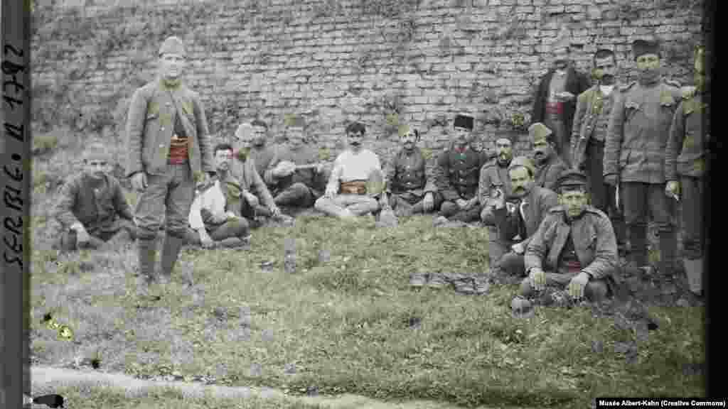 Armeni prizonieri de război păziți de soldați sârbi la fortăreața Kalemagdan din Belgrad în 1913. Armenii luptau probabil pentru Imperiul Otoman în timpul Primului Război Balcanic, în care Turcia Otomană a pierdut majoritatea teritoriilor sale europene în fața unei alianțe de regate creștine din care făceau parte Bulgaria, Serbia, Grecia și Montenegru.&nbsp; Doi ani după realizarea acestei imagini pentru proiectul Arhive ale Planetei, distrugerea sistematică a poporului armean și a culturii sale a zguduit Imperiul Otoman. Între 1915-1917, aproximativ 1.5 million&nbsp; de armeni au fost uciși în ceea de multe țări, între care și Statele Unite, numesc genocidul armean.&nbsp;Turcia se opune folosirii cuvântului&nbsp;&bdquo;genocid&quot; și spune că sute de mii de musulmani au fost uciși și ei în regiune, în timpul haosului provocat de Primul Război Mondial.