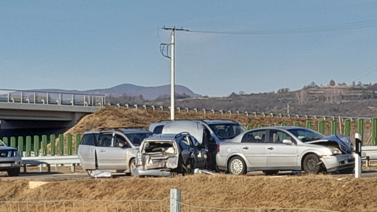 Dozens Sent To Hospital In Serbia After Train Derailment Causes Ammonia ...