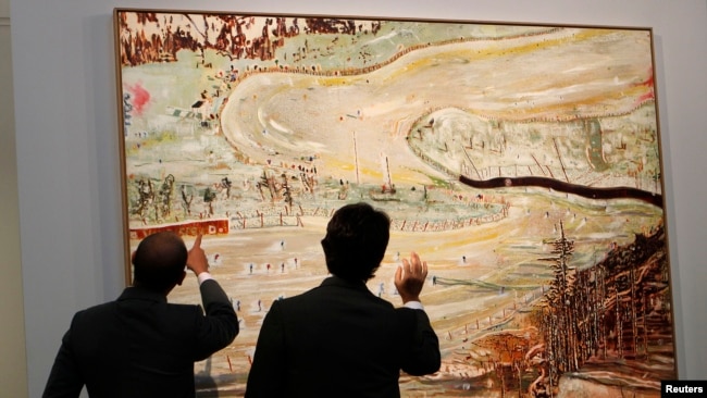 Двама мъже обсъждат творбата на Питър Дойг "Bellevarde" на аукцион в Сотбис, 2011 г.