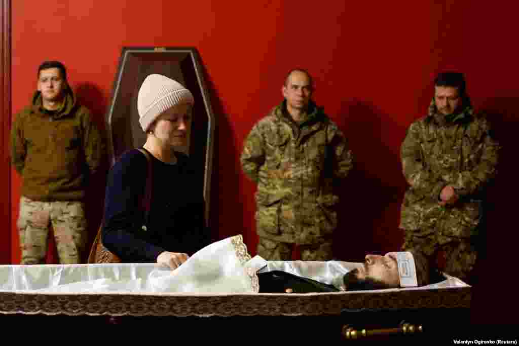 Kolegët dhe miqtë marrin pjesë në funeralin për ushtarin ukrainas dhe balerinin Vadym Khlupyanets, i cili u vra së fundmi derisa po luftonte kundër trupave ruse. Ceremonia e homazheve u mbajt në Teatrin Kombëtar të Operetës Akademike në Kiev më 24 nëntor.