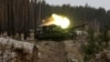 Украинские военные ведут огонь по позициям российской армии. Иллюстрационное фото