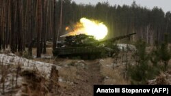 Украинские военные обстреливают позиции РФ вблизи Кременной Луганской области, январь 2023 года