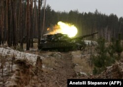 Украинские военные ведут огонь по позициям армии РФ у Кременной Луганской области 12 января 2023 года