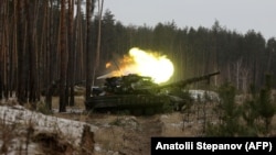 Украинские военные ведут огонь по позициям российской армии. Иллюстрационное фото