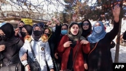آرشیف، شماری از دختران معترض که در پیوند به ممنوعیت طالبان بر تحصیل دختران تظاهرات کردند.